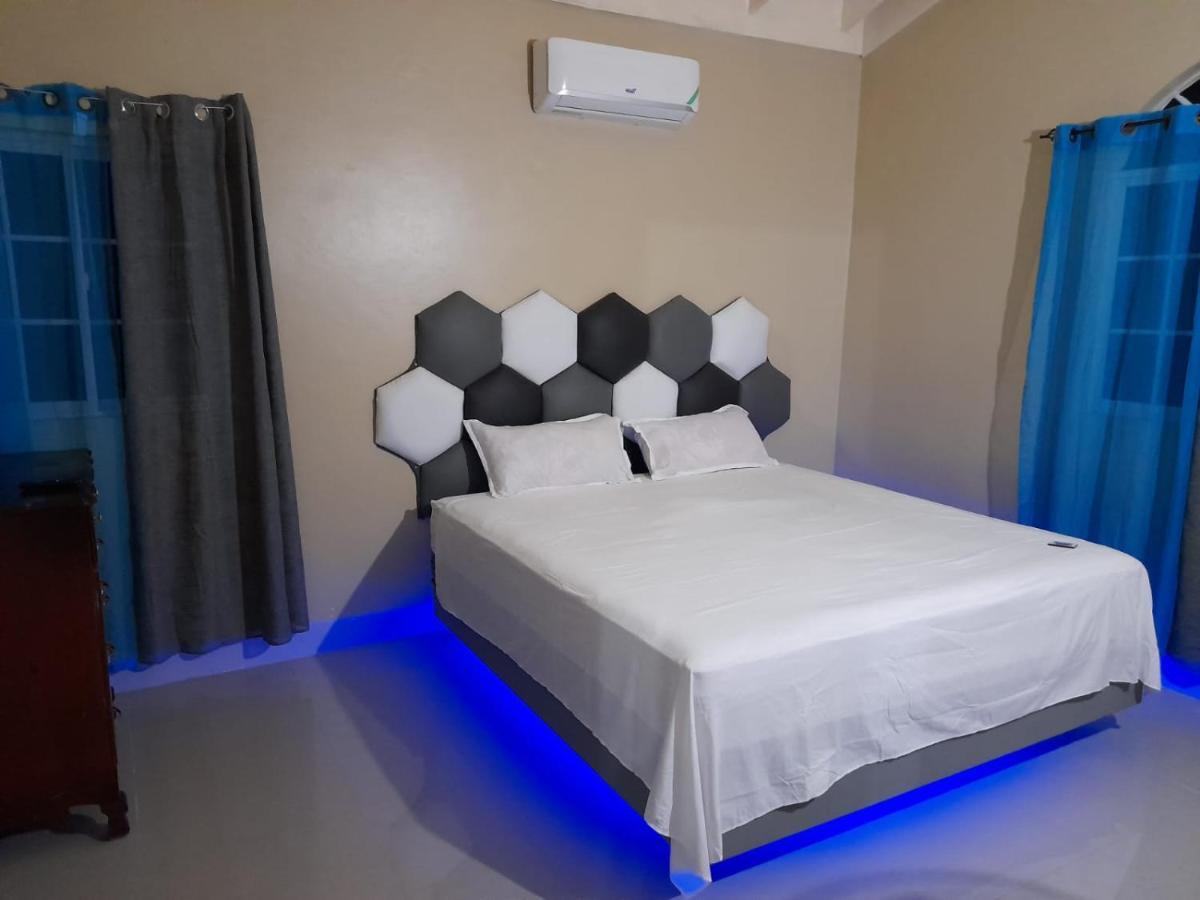 Loodik Vacation Home Brompton Manor แบล็คริเวอร์ ภายนอก รูปภาพ